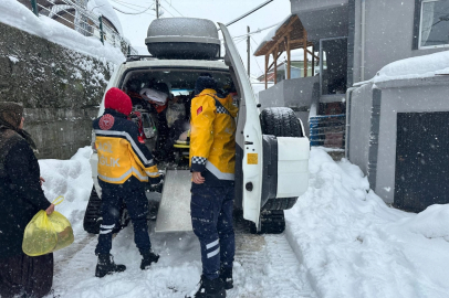 Düzce'de kar paletli ambulansla zorlu kurtarma
