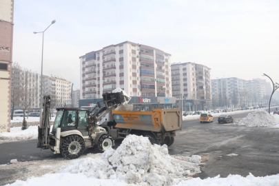 Diyarbakır'da kritik kavşaklarda kar temizliği