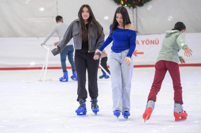 İzmir'de kışın keyfi buzda yaşanıyor