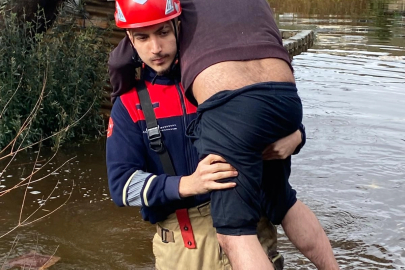 İtfaiye eri vatandaşı sırtında taşıdı