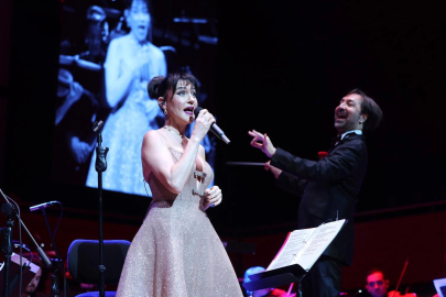 Şevval Sam İzmir'de hem söyledi, hem yönetti