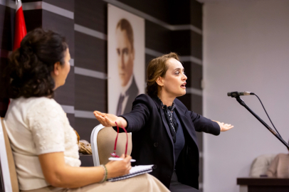 İzmir Narlıdere’de Dünya Tiyatrolar Günü’nde Afife Jale anıldı