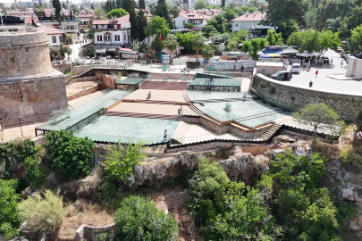 Tarihi kulede inanılmaz defile