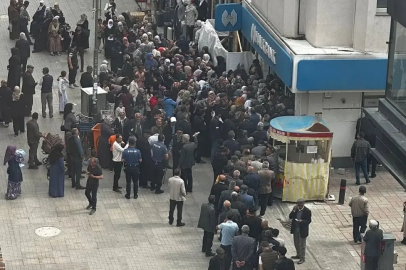 Ağrı'da sosyal yardım kuyruğu! Halkbank’a acil önlem çağrısı